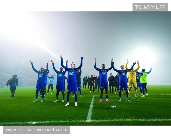 青岛队足球场上的团队凝聚力特训 见证球员们如何在挑战中共同成长 青岛队足球场上的团队凝聚力特训 见证球员们如何在挑战中共同成长